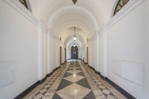 Interior - Elegant and quiet 110sqm apartment that can accommodate up to 4 people. Located on the fourth floor, with elevator (not suitable for the disabled), of a building in the city center few steps away from Piazza Vittorio Emanuele and a 3-minute walk from MM  (Roma)