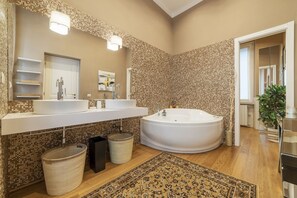 Douche, sèche-cheveux, bidet