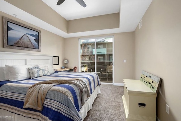 Beautiful 1 bedroom with pullout sofa bed in the living room.