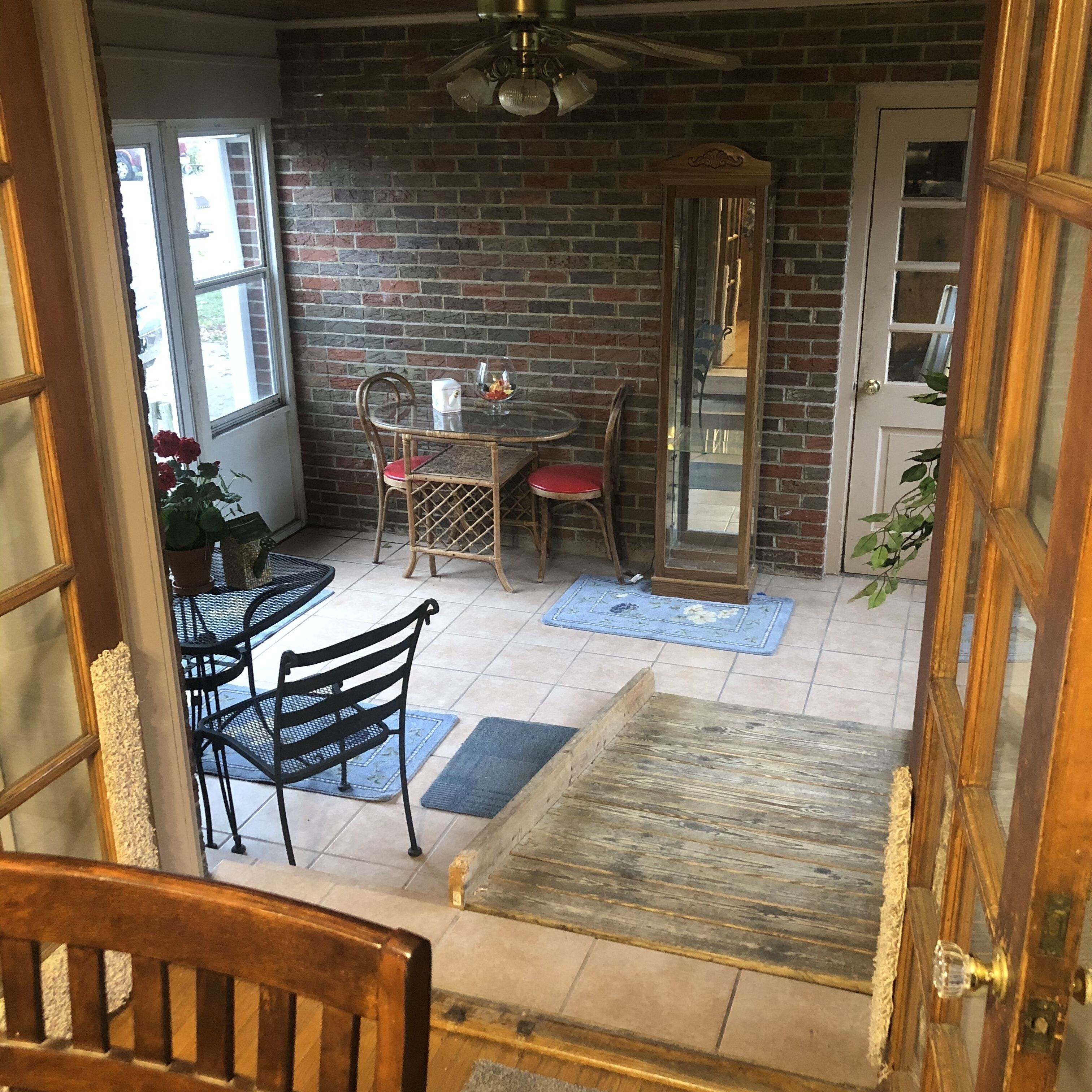 Great 5 bedroom 2 bath house located Very near Bradley and downtown Peoria