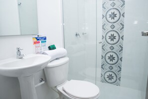 Standard Triple Room | Bathroom | Shower, free toiletries, towels - Hotel Ayenda House Concepción 1317 (Barranquilla)