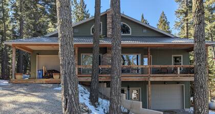 Woodlands Chalet: Forest, Luxury, Parking, Bedrooms w/ Ensuite Bathrooms, CLEAN