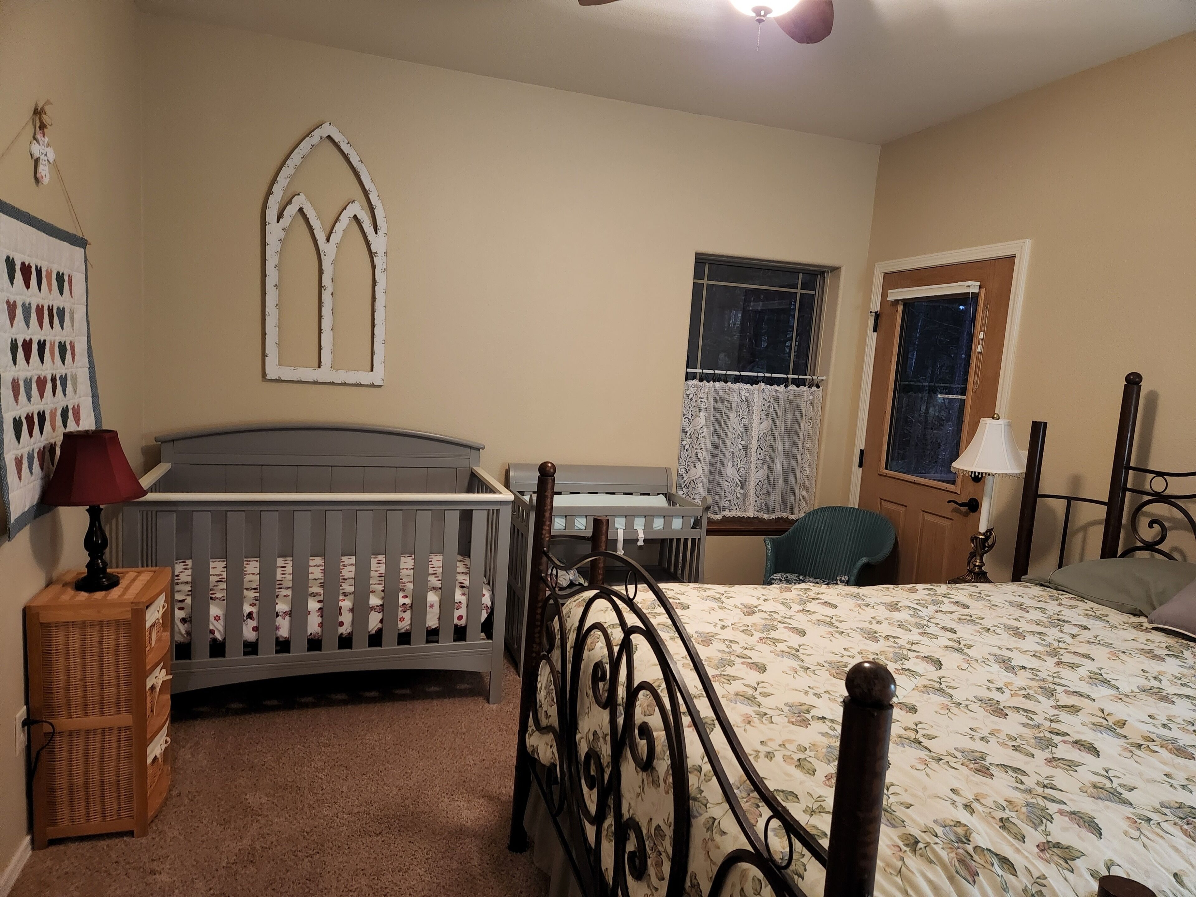 5 Schlafzimmer, Schreibtisch, Bügeleisen/Bügelbrett, kostenloses WLAN