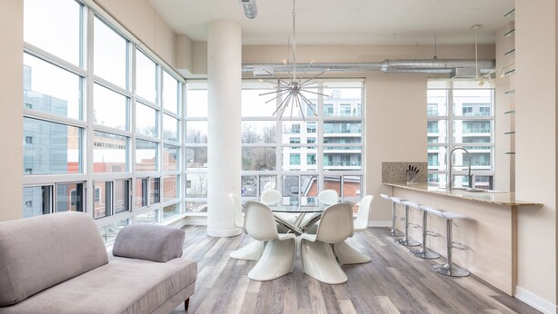 Una cocina moderna con comedor, ventanas amplias y vistas a la ciudad.