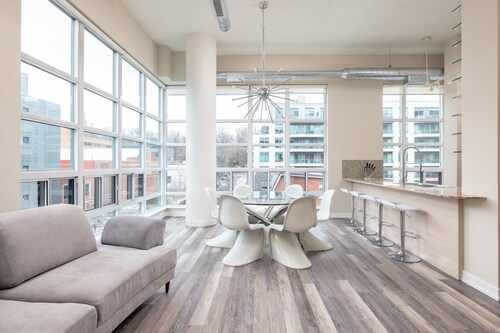 2 bedroom + Den bright Casa Loma/Madison Avenue Loft Condo