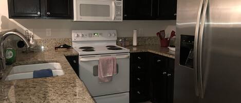 Microondas, cafetera y tetera y utensilios de cocina