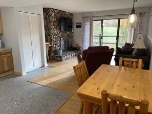 Téléviseur connecté, foyer, lecteur de DVD