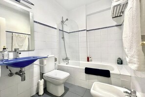 Badekar, hårføner og håndklær