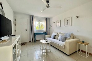 TV - Townhouse - Sleeps 4 - Terrace - Pool (Mijas Costa)