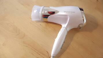 Apartment, Non Smoking | Bathroom amenities | Combined shower/tub, hair dryer, towels