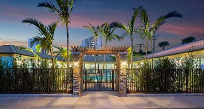 Bermuda Bungalows #6 🌴🏄♀️Quick Walk to Public Beach 🏊🩴Pool/Spa On-Site 🏖️🌅Downtown Singer Island 🌊😎Walk to Restuarants, Bars, Shops 🐬🌞Free On-Site Parking!