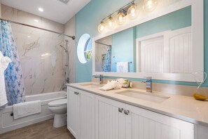 Hair dryer, towels - Bermuda Bungalows #6 🌴🏄‍♀️Quick Walk to Public Beach 🏊🩴Pool/Spa On-Site 🏖️🌅Downtown Singer Island 🌊😎Walk to Restuarants, Bars, Shops 🐬🌞Free On-Site Parking! (Singer Island, Riviera Beach)
