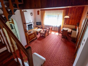 Una televisión, una chimenea