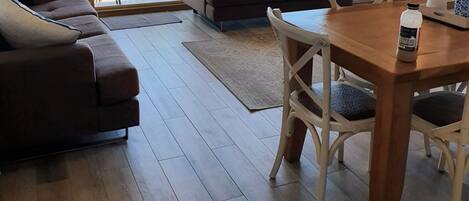 Televisio, DVD-soitin, kirjoja