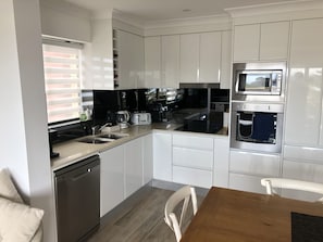 Réfrigérateur, four à micro-ondes, un four, surface de cuisson