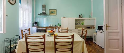 Villa | Cuisine privée | Réfrigérateur, micro-ondes, four, plaque de cuisson