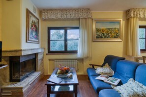TV, fireplace - Tenuta Di Litiano With Pool, Roccastrada, Italy (Roccastrada)