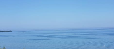Una playa cerca, sillas reclinables de playa, toallas de playa