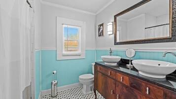 Baignoire, sĂšche-cheveux, serviettes fournies, savon