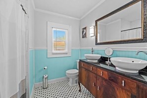 Bathtub, hair dryer, towels, soap - Quiet Neighborhood, nestled by the bay (Corpus Christi)
