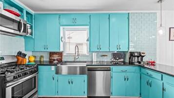 Køleskab, mikrobølgeovn, ovn, kogeplade