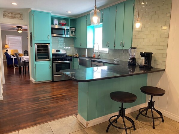 冰箱、微波炉、烤箱、炉灶