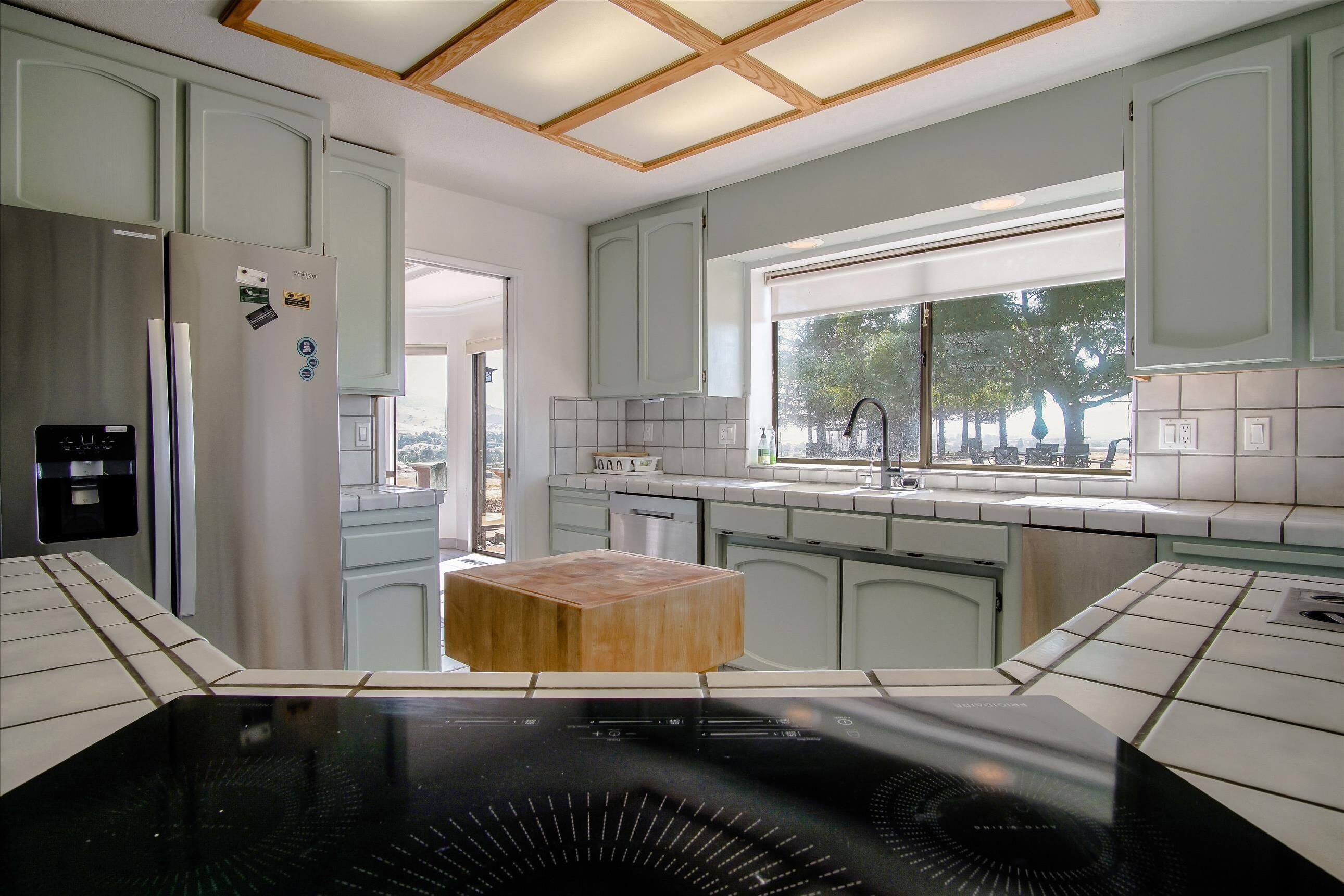 Kühlschrank, Herdplatte, Wasserkocher mit Kaffee-/Teezubehör, Toaster