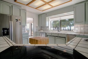 Kühlschrank, Herdplatte, Wasserkocher mit Kaffee-/Teezubehör, Toaster