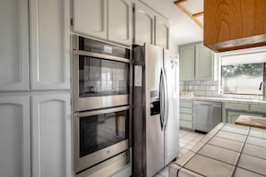 Refrigerador, parrilla de estufa, cafetera y tetera y tostadora 