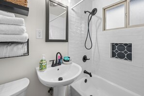 Combined shower/tub, hair dryer, towels