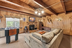 Smart TV, chimenea y futbolito 