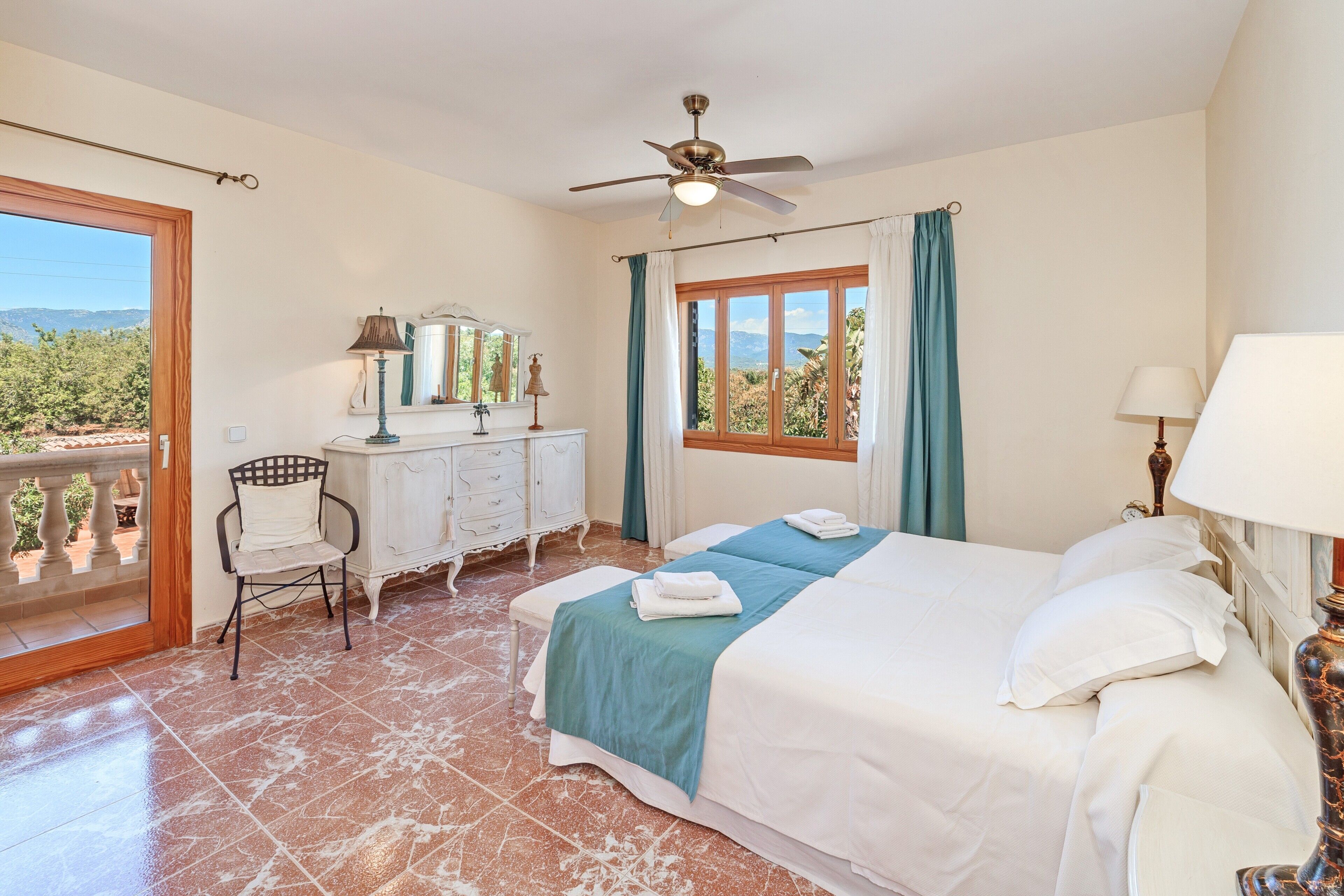 4 bedrooms, iron/ironing board, free WiFi, bed sheets