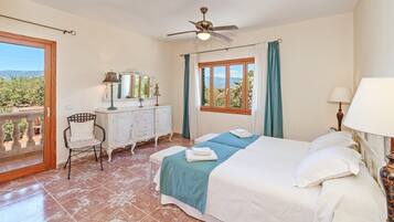 4 bedrooms, iron/ironing board, free WiFi, bed sheets