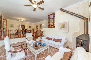 Televisie, een open haard, een dvd-speler en een tafeltennistafel