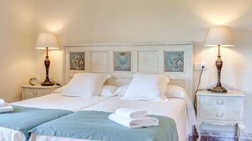 4 makuuhuonetta, silitysrauta/-lauta, ilmainen Wi-Fi, vuodevaatteet