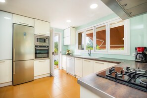 Frigorífico, microondas, horno y placa de cocina