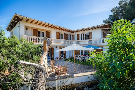 Speisen im Freien. Ruhige Lage direkt am Meer – Casa Es Pí