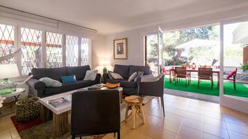 TV, peis, DVD-spiller og stereoanlegg