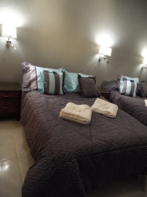 4 habitaciones, tabla de planchar con plancha y cuna de viaje