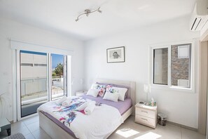4 bedrooms, iron/ironing board, internet, bed sheets