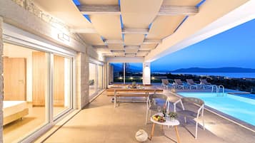 Una piscina al aire libre, una piscina climatizada