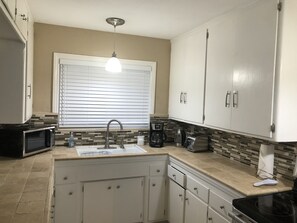 Fridge, microwave, oven, stovetop - Cozy Condo in Downtown Long Beach, 2 min walk to the Beach,parking place+garage  (Long Beach)