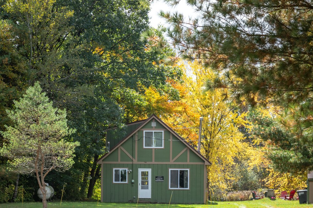 Cozy Riverfront Cottage