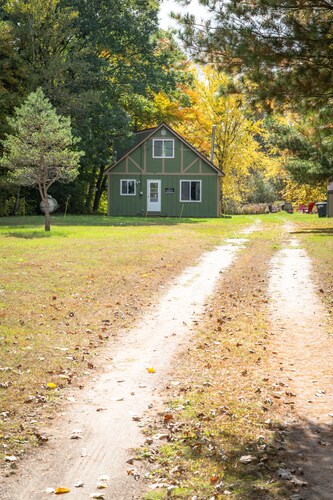Cozy Riverfront Cottage