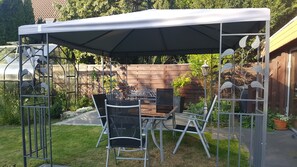 Outdoor dining - Vacation apartment Niemann 1 in a former farmhouse, 15 minutes by car to the beach (Lübeck)