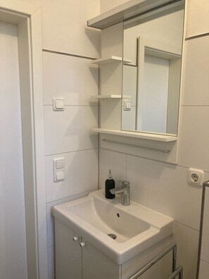 Shower, hair dryer, towels, soap - Vacation apartment Niemann 1 in a former farmhouse, 15 minutes by car to the beach (Lübeck)