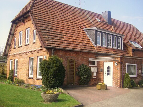 Exterior - Vacation apartment Niemann 1 in a former farmhouse, 15 minutes by car to the beach (Lübeck)