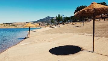 Una spiaggia nelle vicinanze