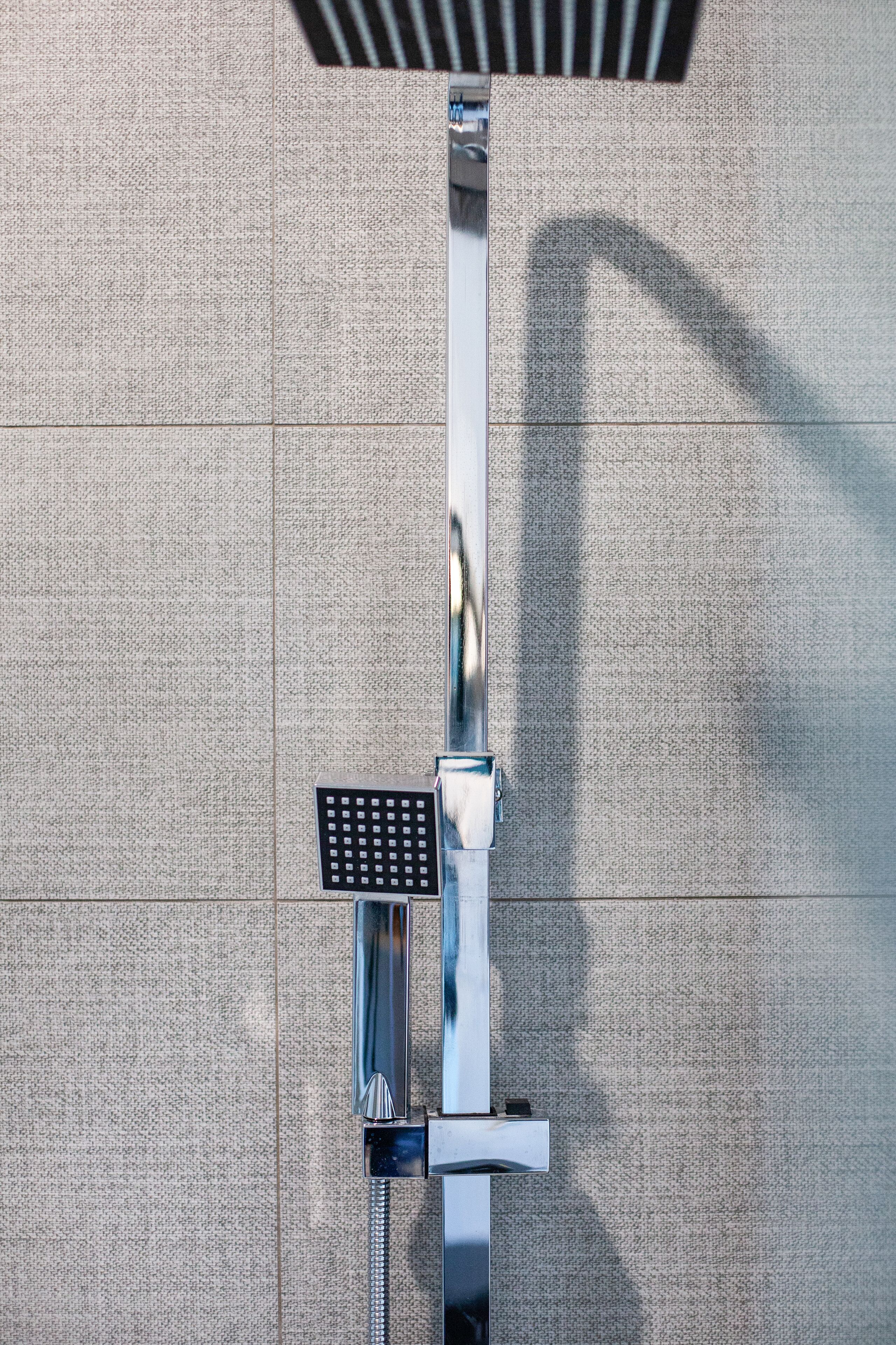 deluxe king room | bathroom shower