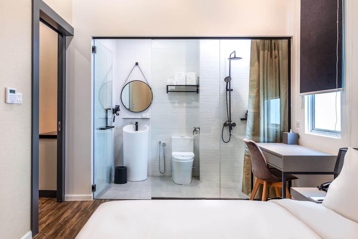 colley suite | bathroom | shower, rainfall showerhead, free toiletries, hair dryer